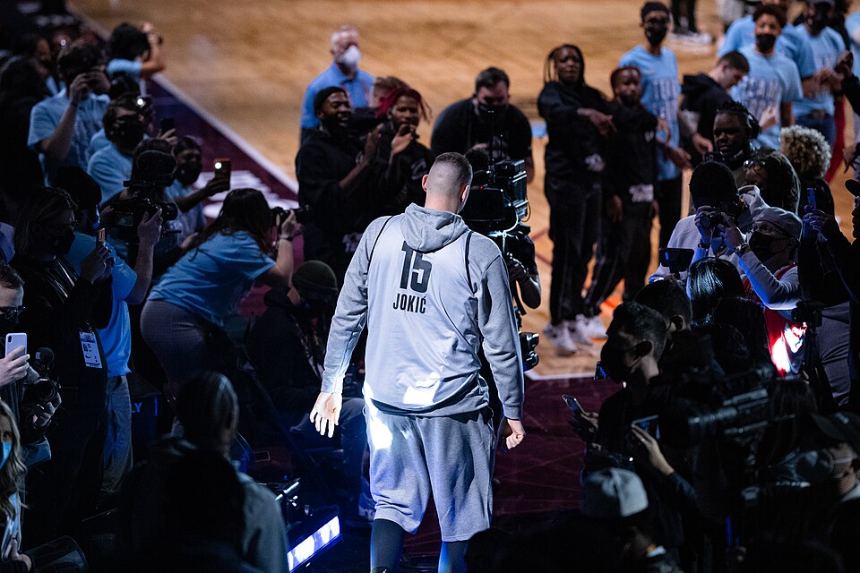O ex-pivô do Denver Nuggets, DeMarcus Cousins, trouxe uma informação importante sobre o destino de Nikola Jokic, em sua participação no ‘Straight Game Podcast’. O ex-atleta relembrou diálogo com o sérvio sobre um contrato supermax. 