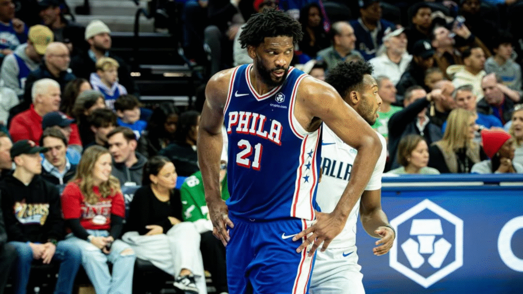 O técnico do Philadelphia 76ers, Nick Nurse, atualizou o quadro do pivô Joel Embiid, que lida com um problema no joelho há dois anos. O atleta, de 31 anos, perdeu parte da temporada 2024-2025 e defendeu a franquia em 19 jogos. 