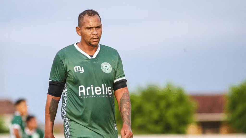 O centroavante Walter, que ficou conhecido por sua passagem pelo Goiás na temporada de 2013, foi anunciado em nova equipe para a sequência da temporada. O atleta, de 36 anos, disputará o Campeonato Sul-Mato-Grossense Série B 2025 pelo CRA. 